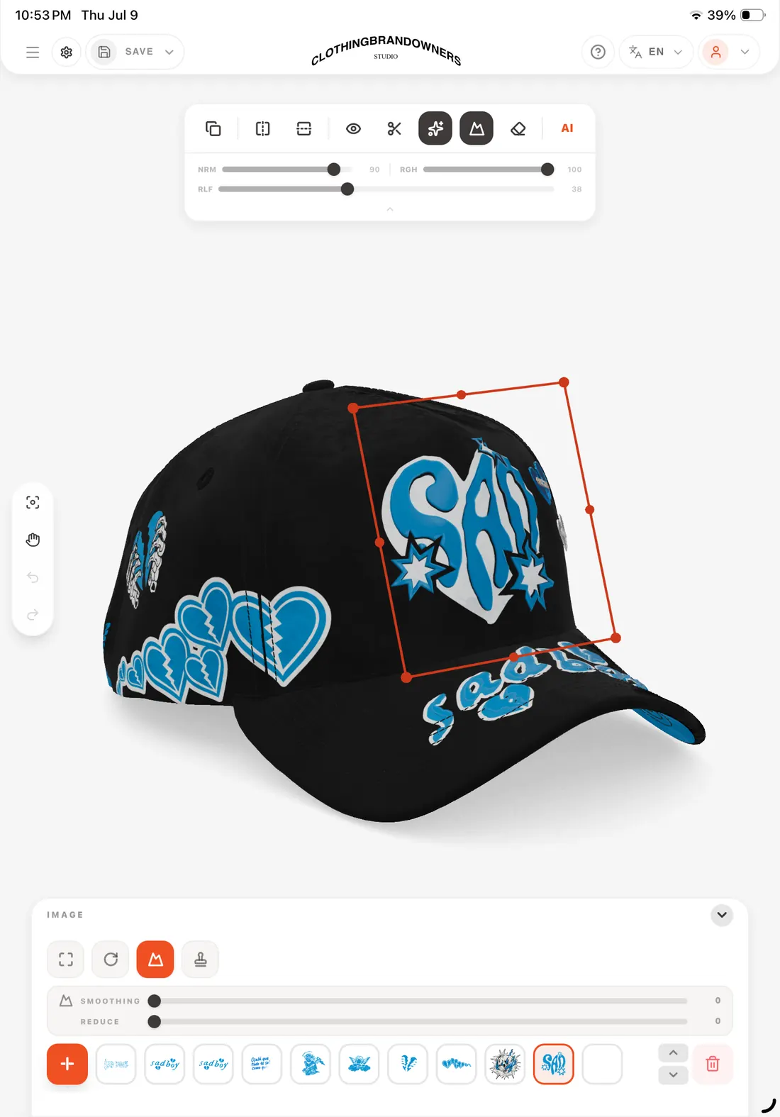 Gorra negra con gráfica de corazones azules en el editor 3D de CBOS en un iPad