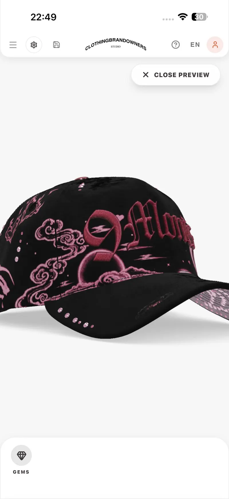 Gorra negra con bordado rosa en la vista previa del estudio CBOS en un iPhone
